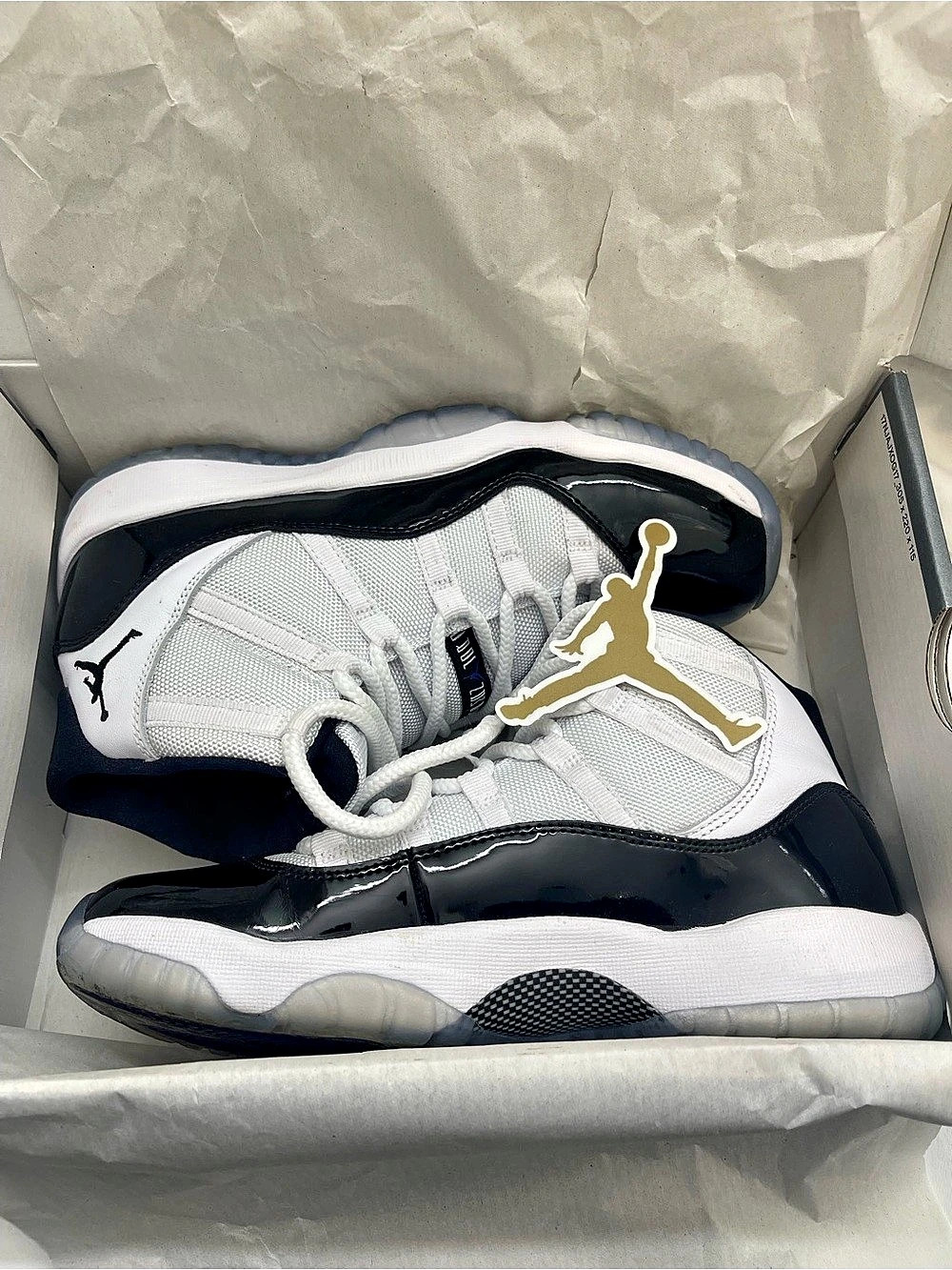 Air Jordan 11 Retro (GS) Retro Sneakers White & Black US 7Y/WMNS 8.5 Like New